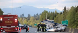 La avioneta cayó sobre la calzada de la autopista 91 en Delta. Foto capturada de pantalla CTVnews Vancouver. 