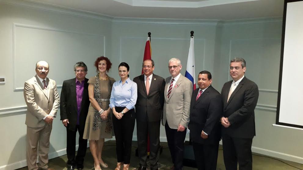 El Dr. Julio Montaner (3ro de derecha a izquierda) director del Centro para la Excelencia en HIV/SIDA de la Colombia Británica, reunido con funcionarios del Gobierno de Panamá. Foto cortesía BC-CfE