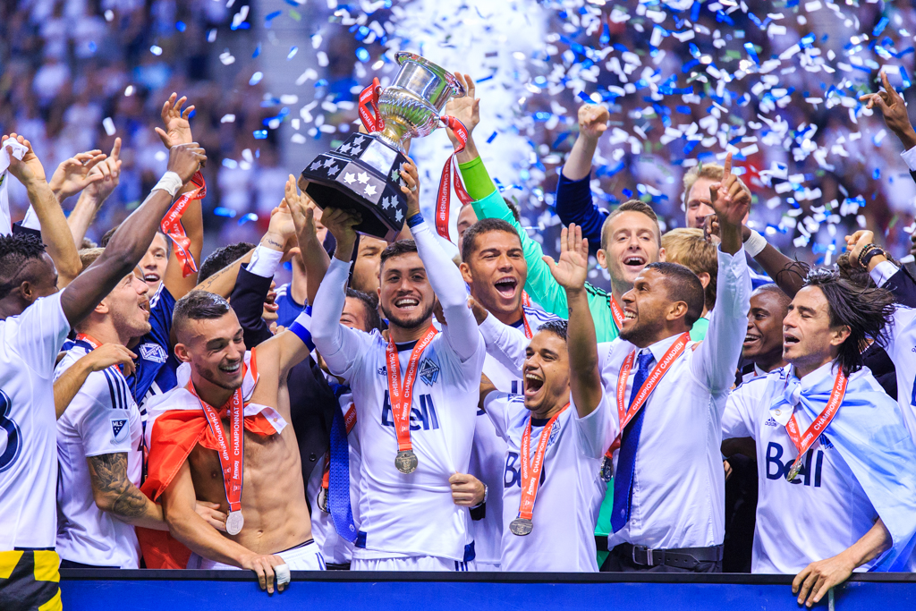 El chileno Pedro Morales, capitán de los Whitecaps levanta la Copa Voyageurs. Foto Álvaro Campo