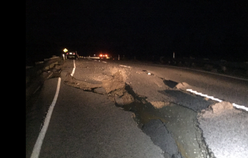 Daños causados por el terremoto de 7,4 grados en una carretera de Nueva Zelanda. Foto @HenryMcMullan