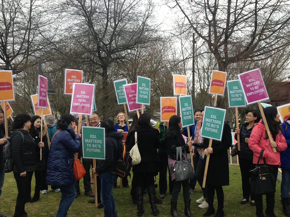 Profesores piden al gobierno suspender recortes a programas de educación para adultos