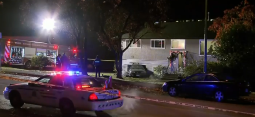 Balean hombre en Burnaby y termina con su carro dentro de una vivienda