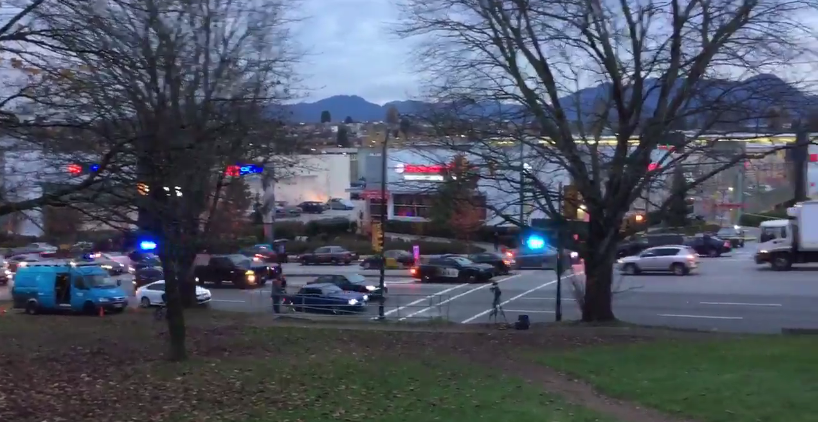 Un hombre muerto y un policía herido en asalto al oriente de Vancouver