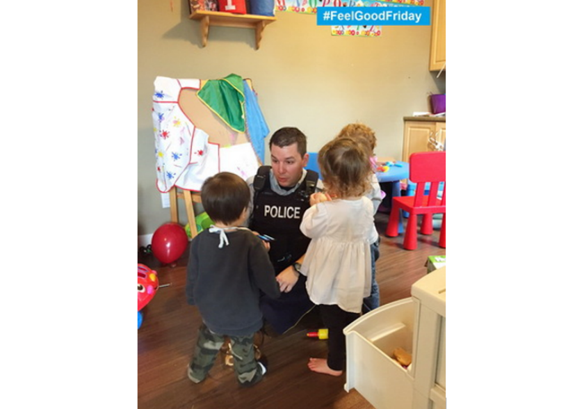 Policías canadienses cuidan niños de guardería porque niñera se enferma