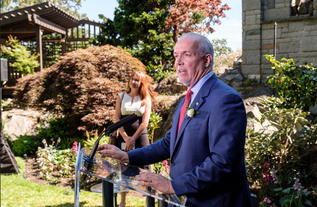 Primer ministro de Columbia Británica elimina costos a programas de educación básica e inglés para adultos