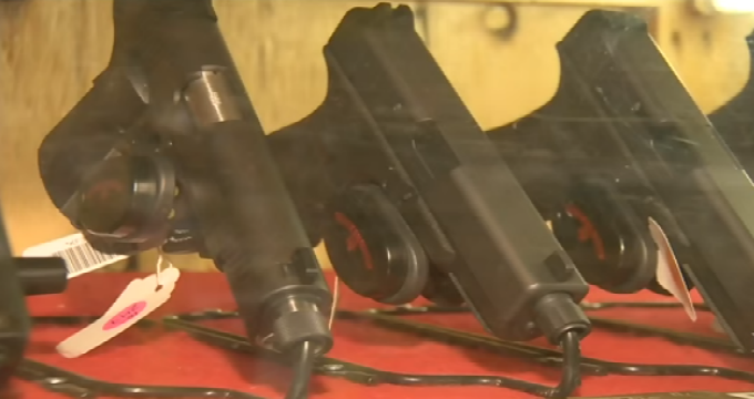 Canadá refuerza leyes para ejercer mayor control sobre las armas de fuego