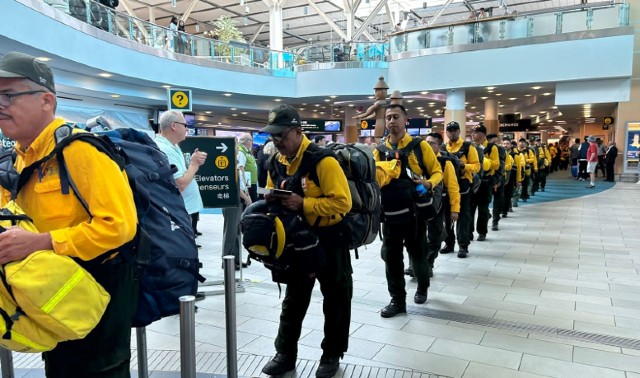 Llega segundo contingente de mexicanos a combatir incendios en Canadá