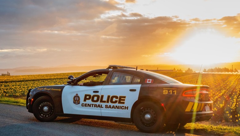 Arrestan y formulan cargos a dos oficiales de policía de Central Saanich