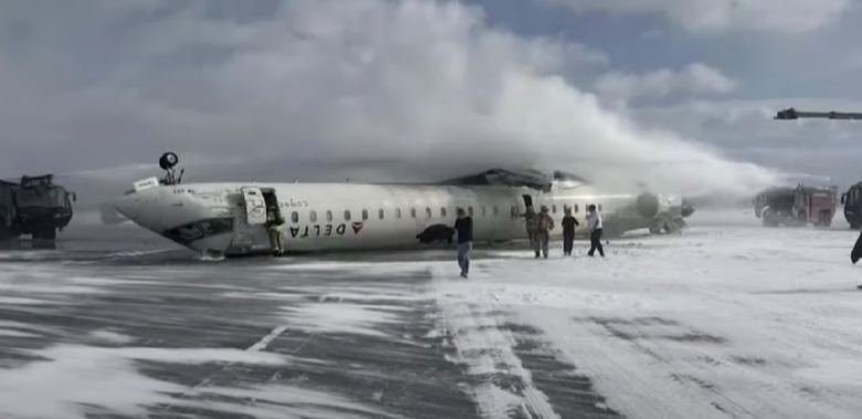 Se accidenta avión de Delta Airlines en aeropuerto de Toronto; 21 heridos