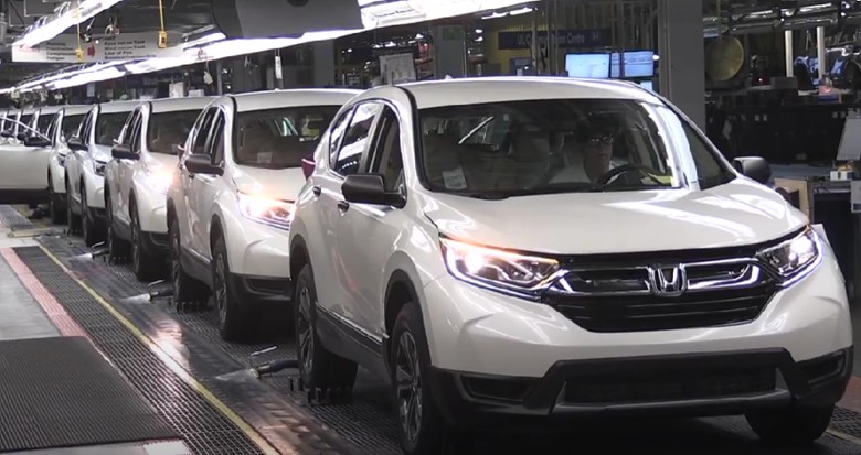 Trump anuncia arancel del 25% a vehículos fabricados fuera de Estados Unidos; Canadá responde