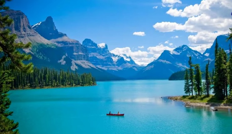 Es falso que ciudadanos de ciertos países latinoamericanos puedan ingresar a Canadá solo con el pasaporte