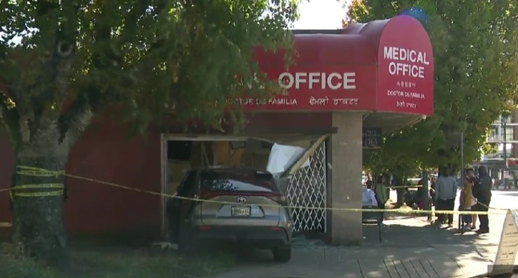 Cinco personas resultan heridas tras colisión vehicular en Main Street, Vancouver