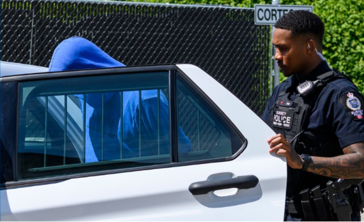 Policía de Surrey arresta a tres hombres por extorsión