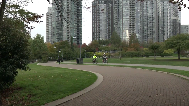 Policía busca a mujer que apuñaló a 3 personas en Vancouver