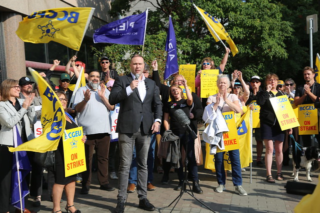 Empleados públicos de Columbia Británica ratifican acuerdo tras ocho semanas de huelga