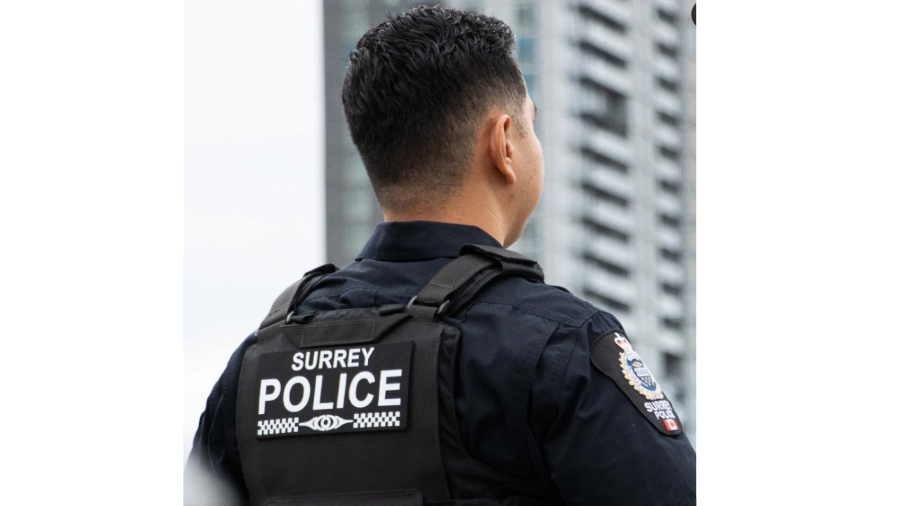 Policía investiga tiroteo con dos vehículos incinerados en Surrey