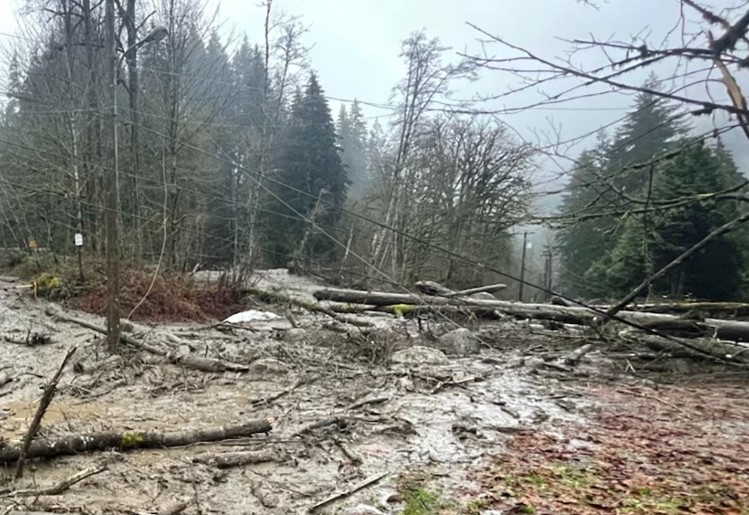 Deslizamiento de tierra en Coquitlam deja personas atrapadas y cortes de energía
