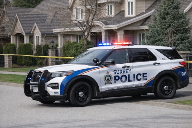 Mujer de 65 años resulta herida en violenta invasión de vivienda en Surrey