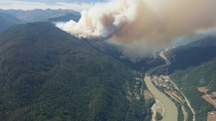 Máxima alerta por decenas de incendios y evacuaciones en Columbia Británica