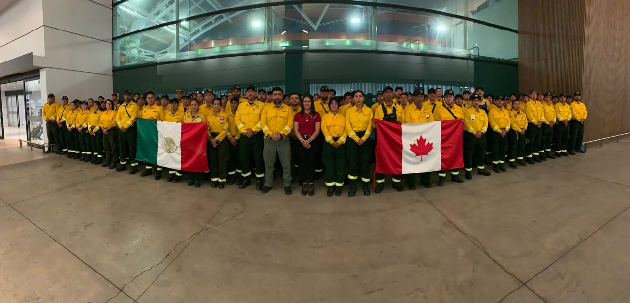 Llegan más bomberos de México, Australia y Nueva Zelanda para ayudar a combatir incendios en Columbia Británica