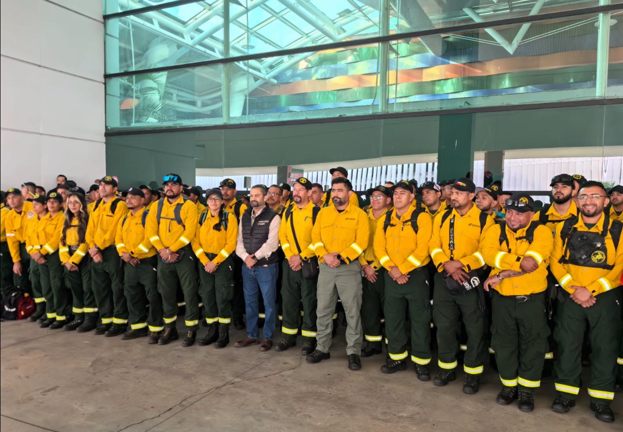 Llegan a Columbia Británica más de 300 bomberos mexicanos para combatir los incendios forestales