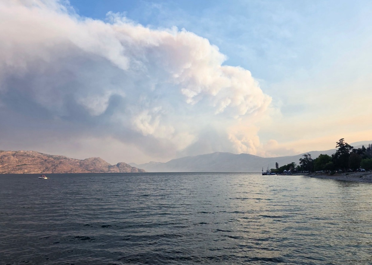 Ordenan evacuación inmediata a 12.000 habitantes de Summerland tras devastador incendio