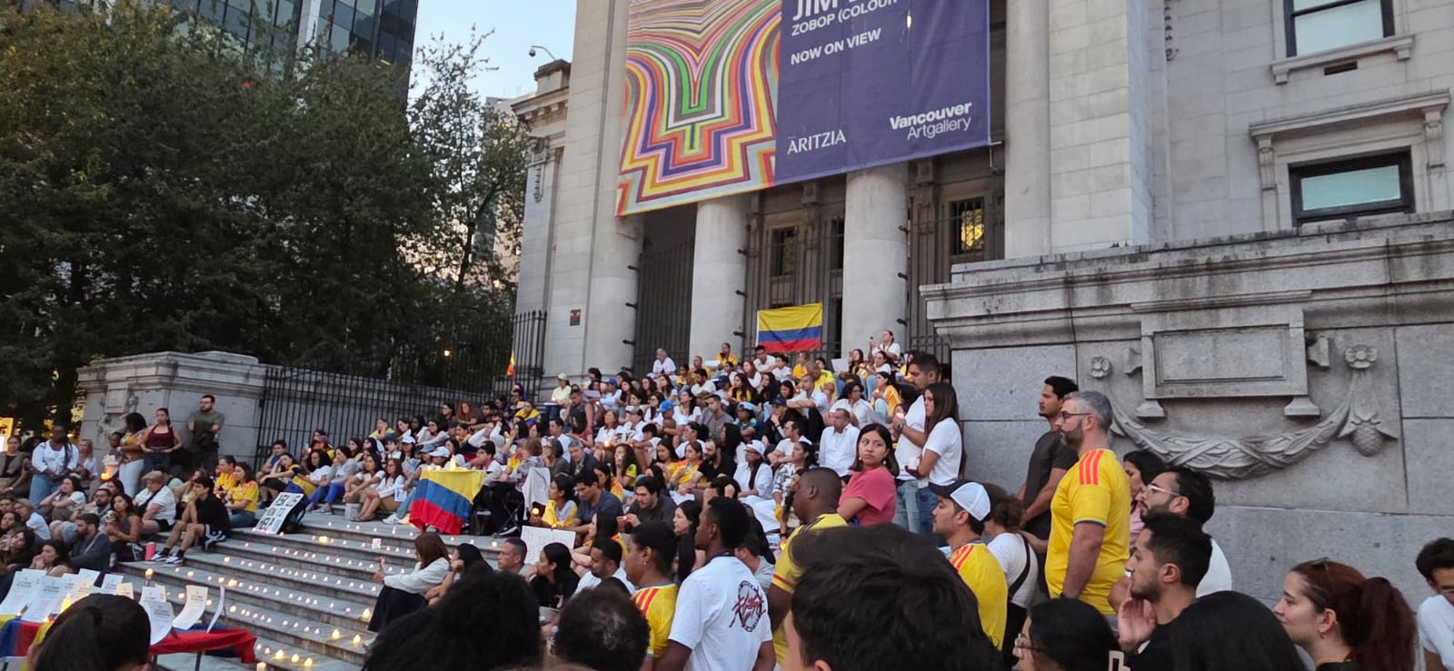Colombianos realizan velatón en Vancouver en homenaje y solidaridad con las víctimas del terremoto en Colombia