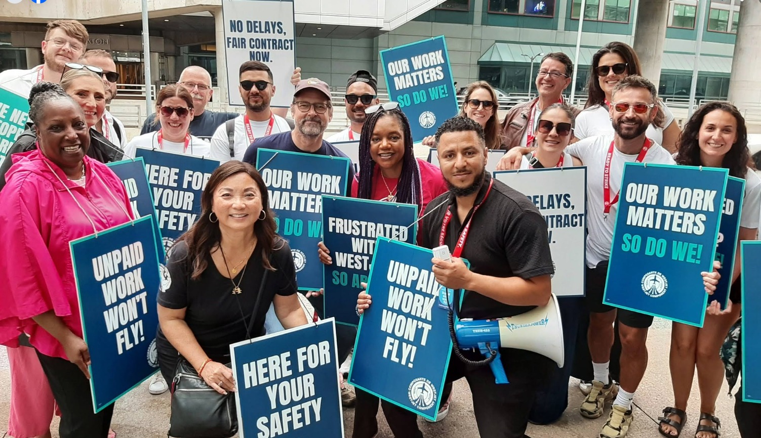 Asistentes de vuelo de WestJet inician huelga y paralizan gran parte del transporte aéreo en Canadá