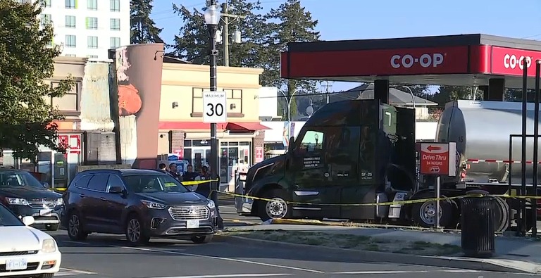 Mujer pierde la vida al ser arrollada por camión cisterna en Nanaimo