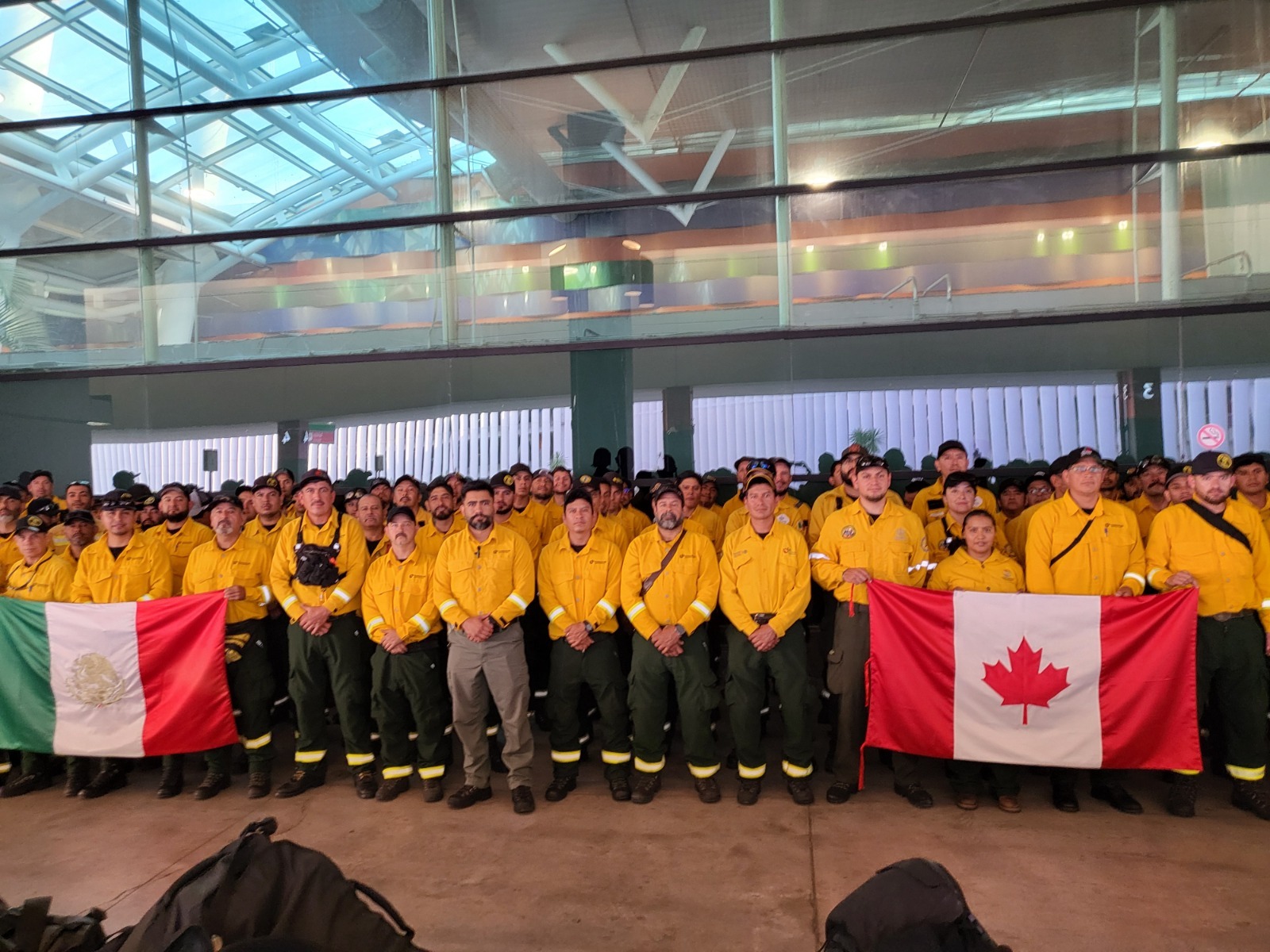 Regresa a casa primer contingente de bomberos mexicanos tras combatir incendios forestales en Canadá