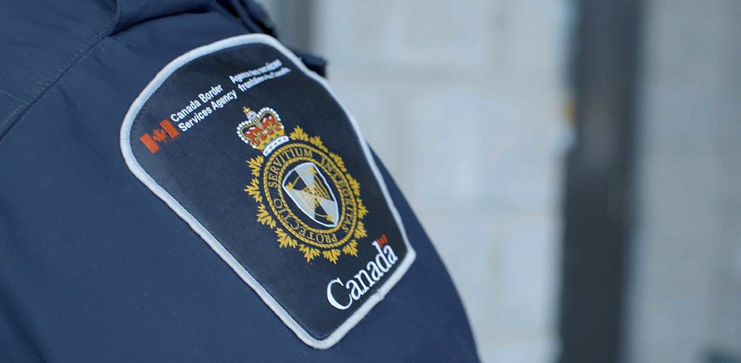 CBSA acusa a hombre por falsificación de pasaportes y residencias permanentes