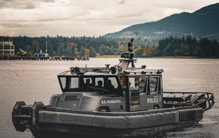Registro policial a embarcación en False Creek culmina en arrestos e incautación de armas y drogas