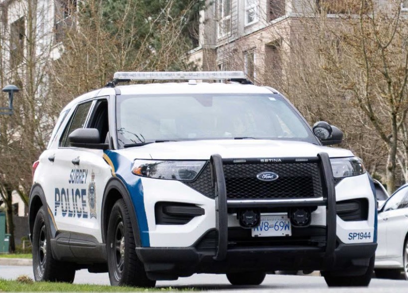 Un peatón herido tras colisión de patrulla policial y carro particular en Surrey