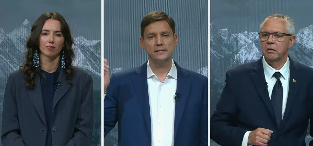 Candidatos a primer ministro de Columbia Británica chocan en debate por déficit, salud y vivienda