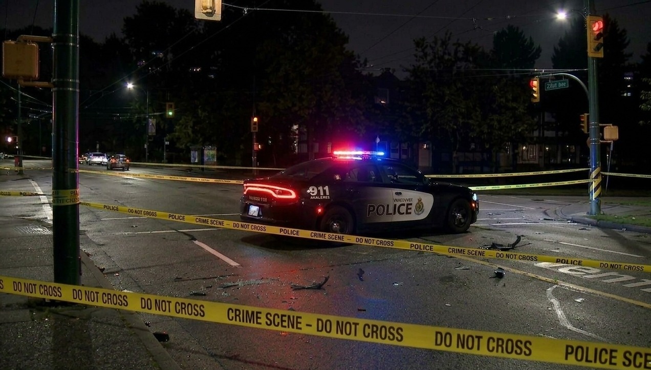 Camioneta se parte en dos y se incendia tras violento choque al oriente de Vancouver