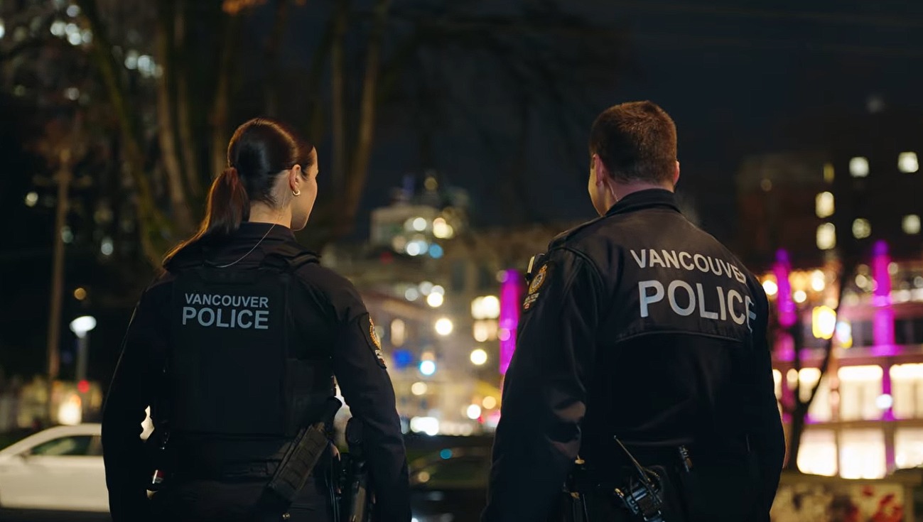 Policía busca a través de videos a dos potenciales testigos de homicidio en Vancouver